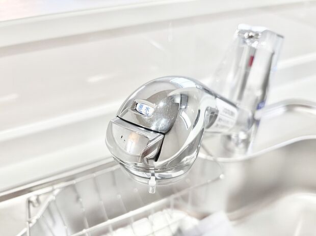 いつでも清潔なおいしいお水を。一つの水栓で水道水と浄水を使い分け。