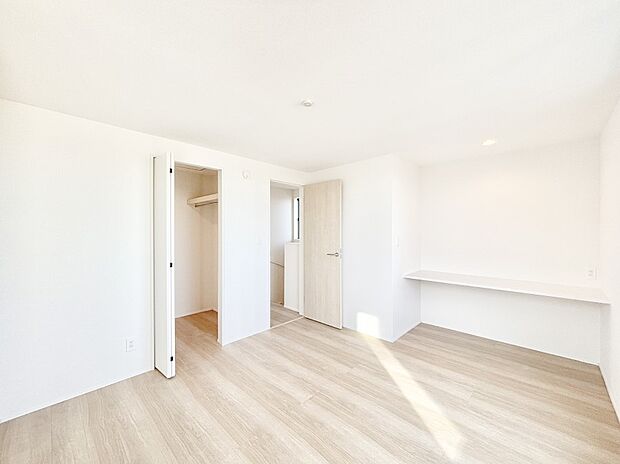 ウォークインクローゼットがあるお部屋！季節ごとの入れ替えも不要で便利です。 