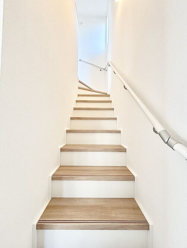 安全性を考慮し階段には手すりを設置しています