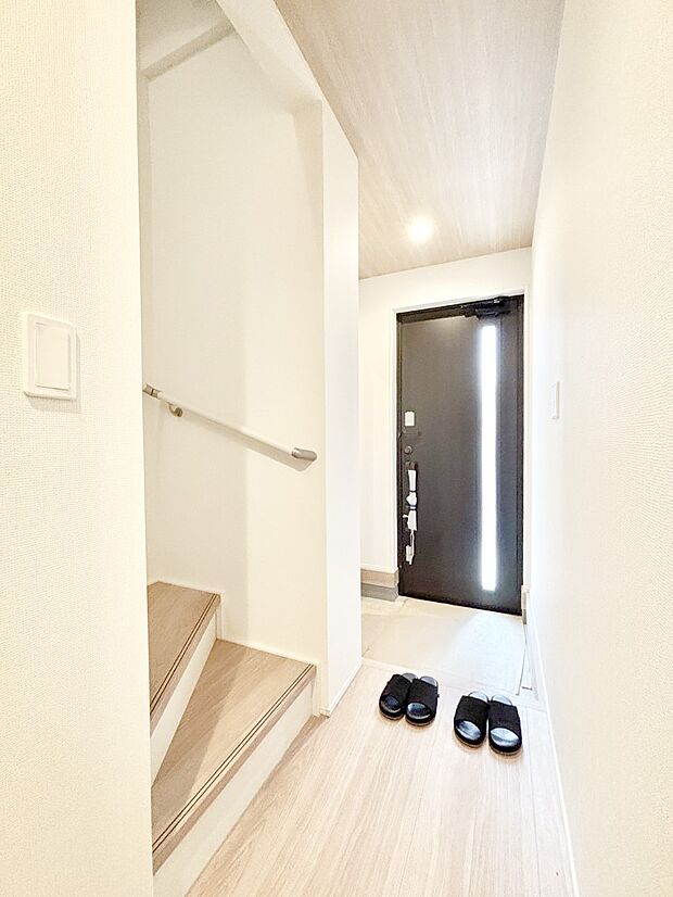明るい玄関はお客様をお出迎えするのにぴったりです！ 