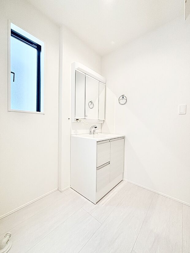 清潔感ある洗面化粧室で朝の身支度も快適