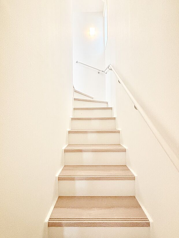 安全性を考慮し階段には手すりを設置しています