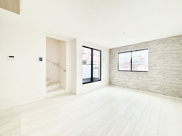 ナチュラルテイストの優しく柔らかい色使いのフローリングが素敵なリビングですね。