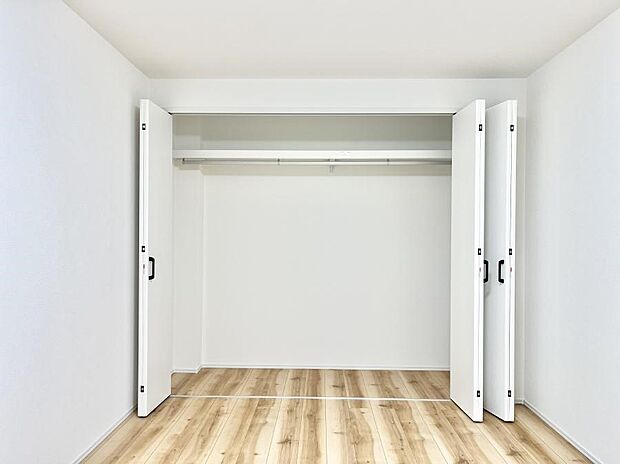 洋室のクローゼット。奥行きがあるので厚手の衣類もすっきり収まります。