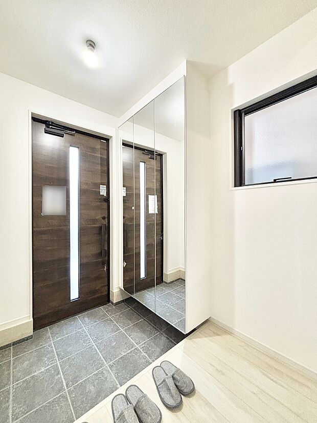 ガラススリットの入った玄関ドアが室内に光を届けてくれます