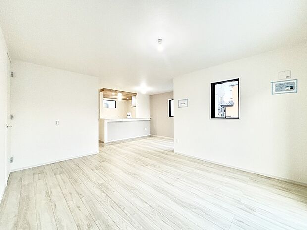 ご家族の賑やかな話し声で包まれる明るいリビング