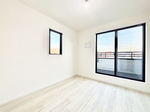 バルコニーが開放感をプラスしてくれる洋室