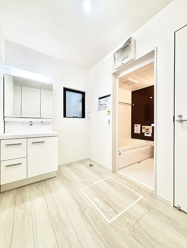 清潔感ある洗面化粧室で朝の身支度も快適