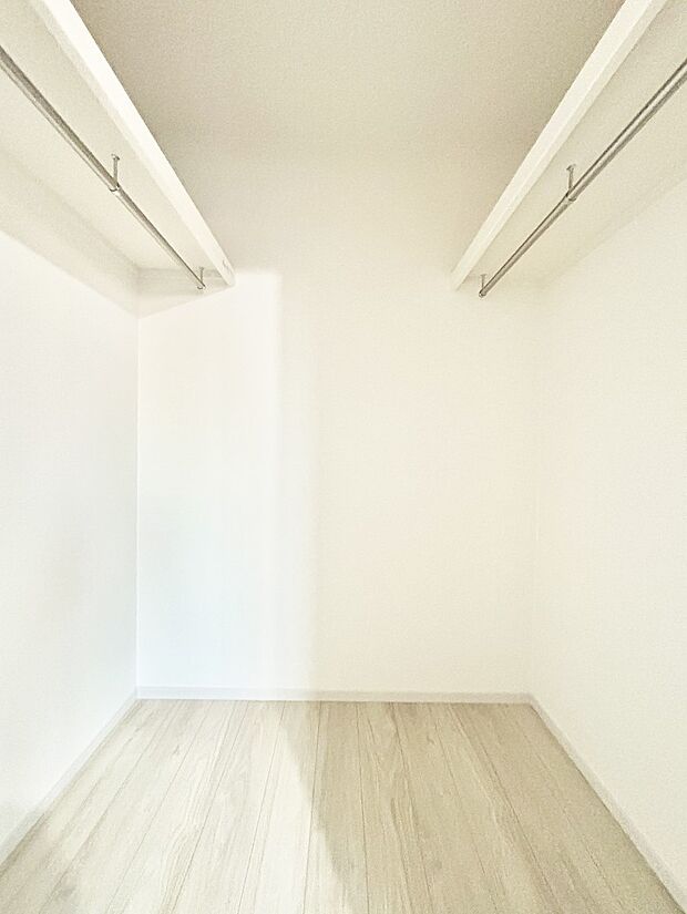 ウォークインクローゼットの活用で生活空間スッキリ