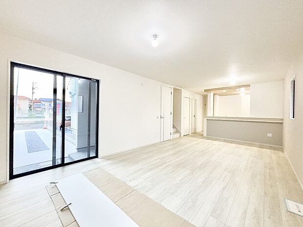 ご家族の賑やかな話し声で包まれる明るいリビング