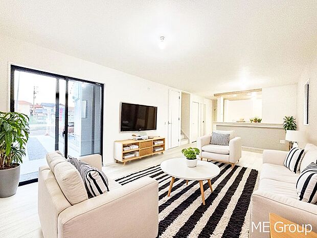 大きな窓からたっぷりの陽光と風を感じられるリビング※家具はCGです