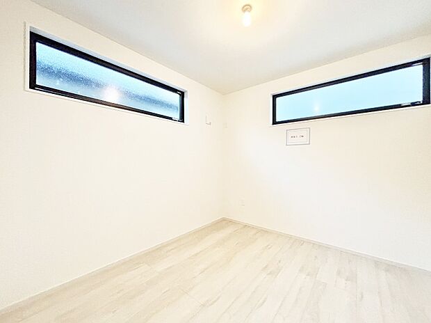 窓からのやさしい光が心地よいプライベートルーム