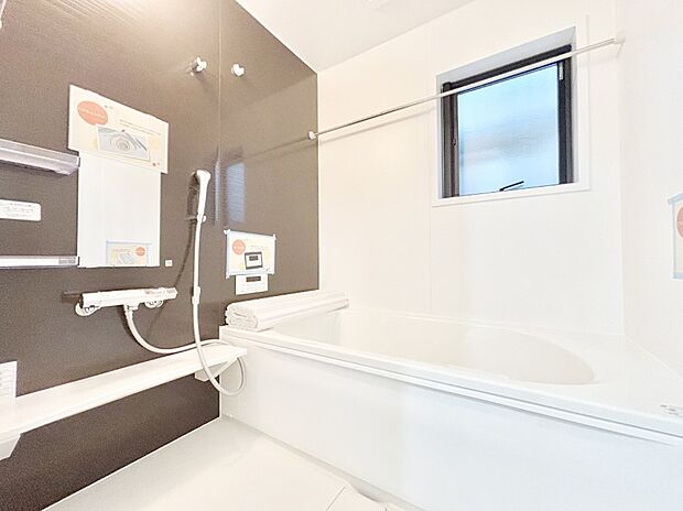 一日の疲れを癒してくれる明るい清潔感のあるバスルーム