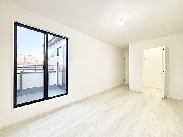 バルコニーが開放感をプラスしてくれる洋室