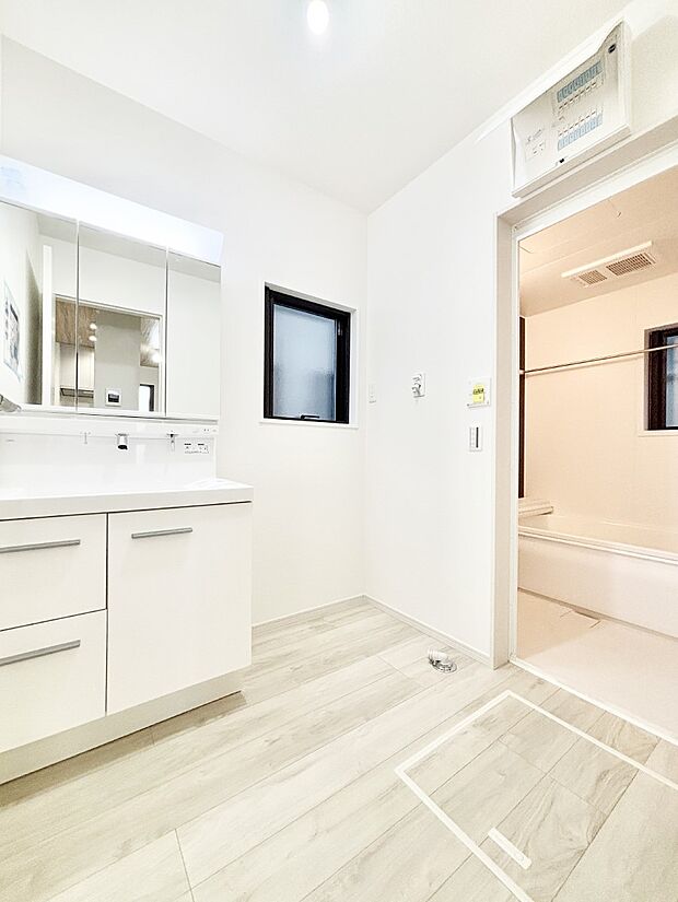 清潔感ある洗面化粧室で朝の身支度も快適