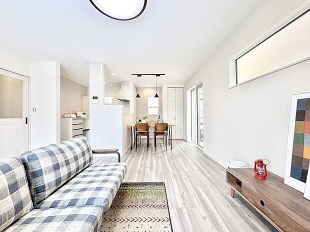 ご家族の賑やかな話し声で包まれる明るいリビング