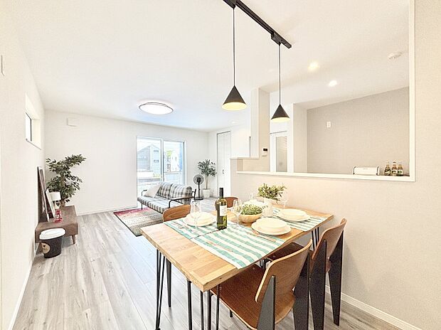 ご家族の賑やかな話し声で包まれる明るいリビング