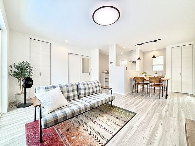 明るい陽光が注ぎ、寛ぎの雰囲気に満たされるリビング・ダイニング。