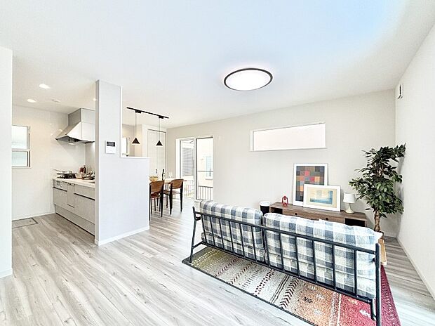 家族の笑顔が自然と生まれてくる、そんな雰囲気のダイニングに仕上がっています。