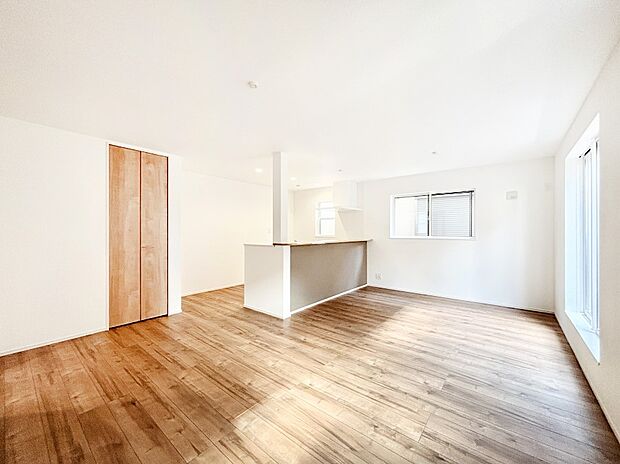 ナチュラルテイストの優しく柔らかい色使いのフローリングが素敵なリビングですね。