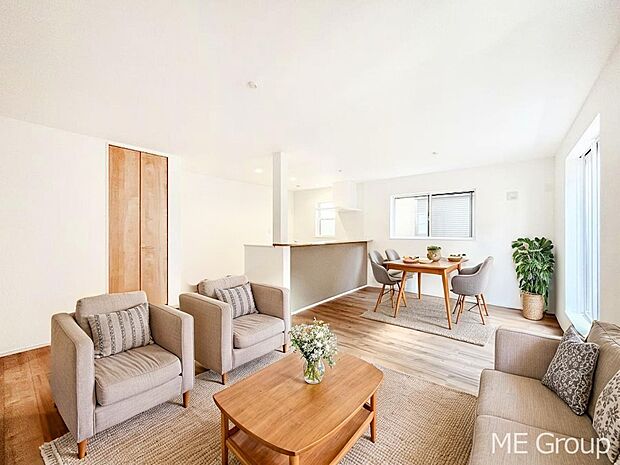 開放感溢れる広々リビングで家族団らんが楽しめます　※家具はCGです