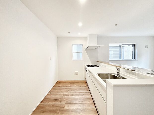 爽やかな風が通り抜けるキッチン。窓があるので明るく換気にも役立ちます。