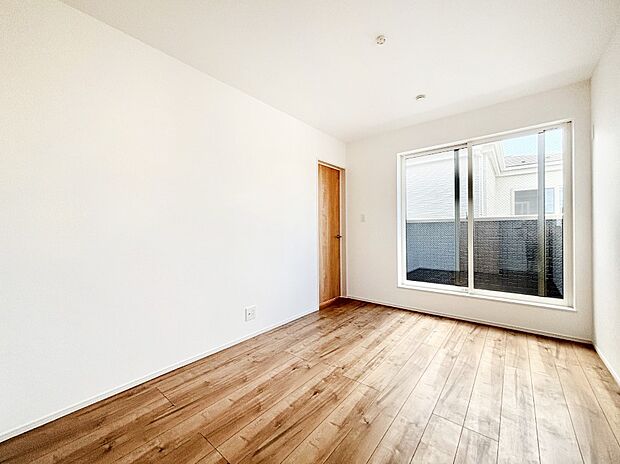 明るいバルコニーサイドに洋室を設置。目覚めの良い寝室に。 