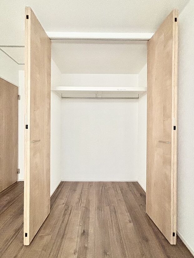 洋室のクローゼット。奥行きがあるので厚手の衣類もすっきり収まります。