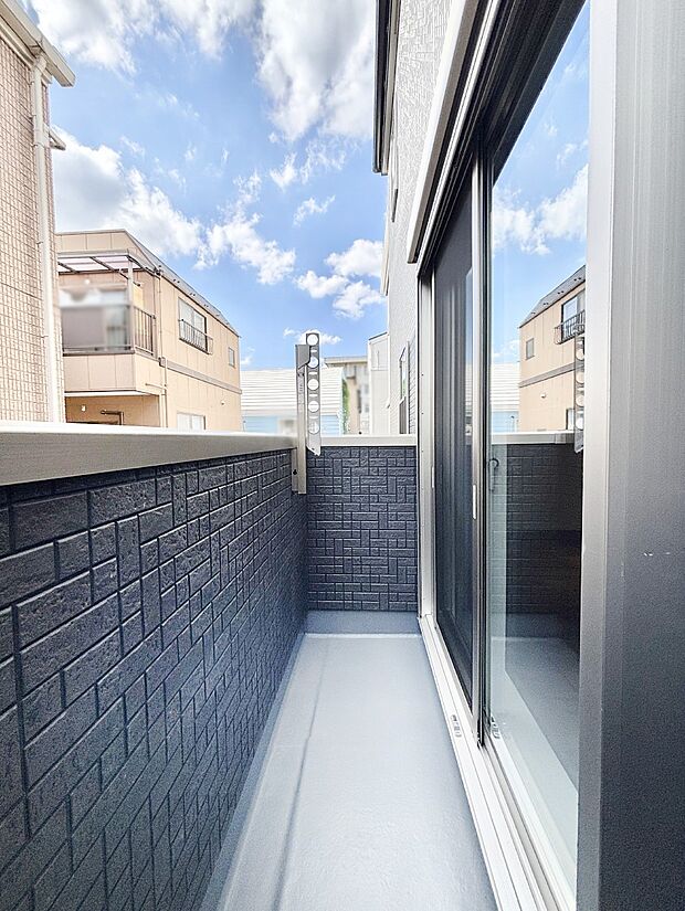 暖かな陽光が降り注ぐバルコニーはお洗濯におすすめ。爽やかな風も心地よいです。 