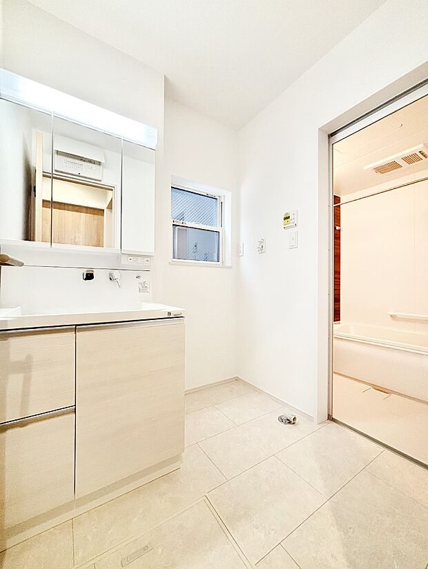 小窓がついているので湿気の多い場所でも換気が十分行えます。