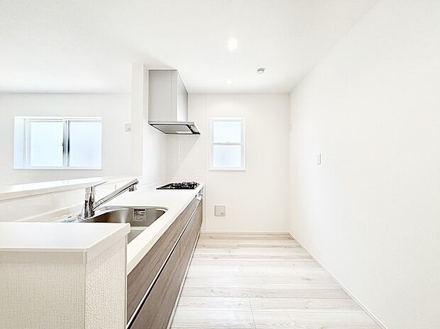 爽やかな風が通り抜けるキッチン。窓があるので明るく換気にも役立ちます。