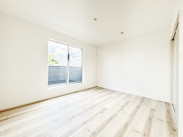 バルコニーからのやさしい光が心地よいプライベートルーム