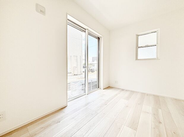 明るいバルコニーサイドに洋室を設置。目覚めの良い寝室に。 