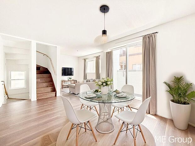 ご家族の賑やかな話し声で包まれる明るいリビング  ※家具はCGです