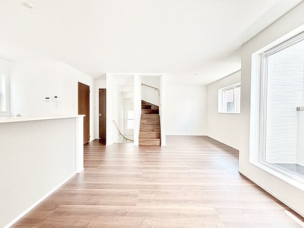 明るい陽光が注ぎ、寛ぎの雰囲気に満たされるリビング・ダイニング。 