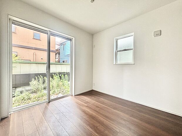 窓からのやさしい光が心地よいプライベートルーム