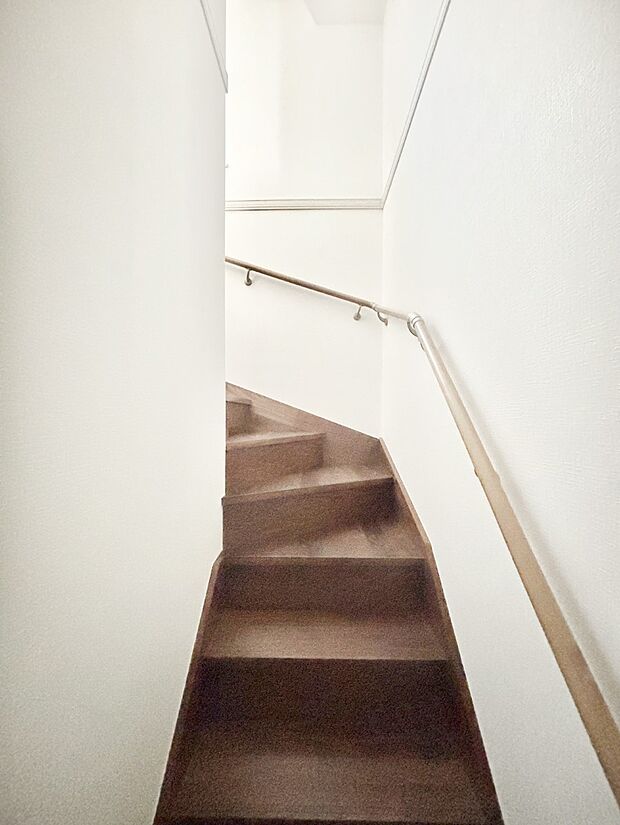 安全性を考慮し階段には手すりを設置しています