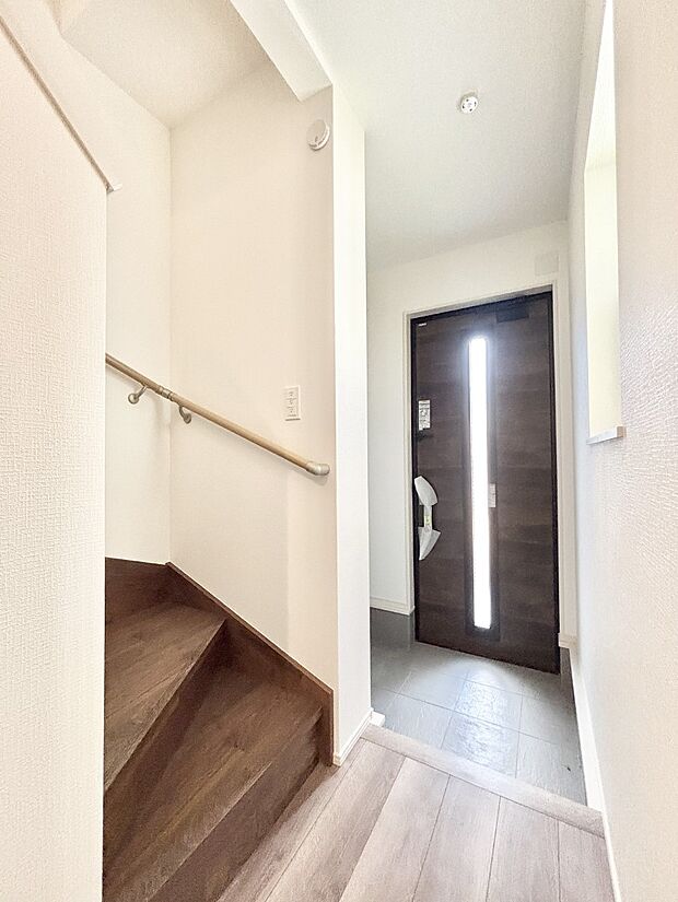 明るい玄関はお客様をお出迎えするのにぴったりです！ 