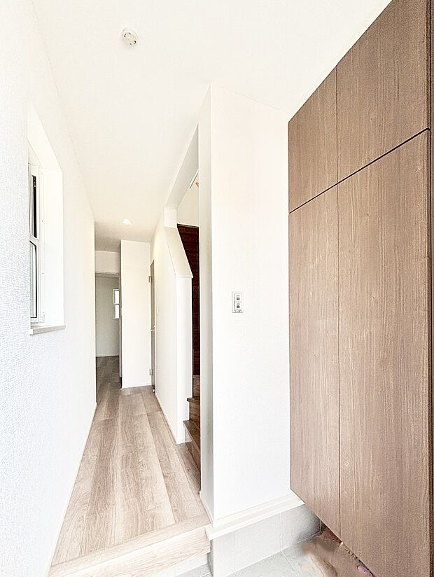 天井まである玄関収納で、家族全員の靴もすっきり収納！ 