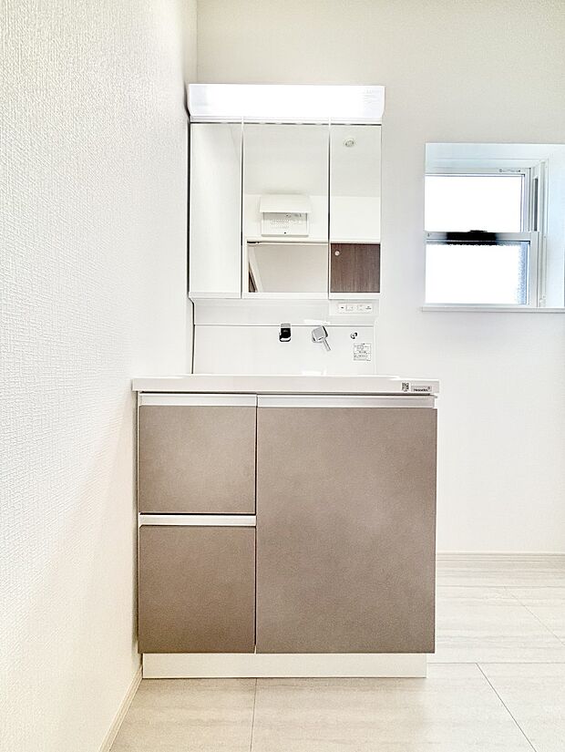 大きく見やすい三面鏡で清潔感ある洗面台は、身だしなみチェックや肌のお手入れにおすすめです。 