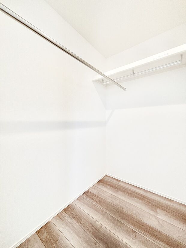 ウォークインクローゼット付きで生活空間を広く利用できます。