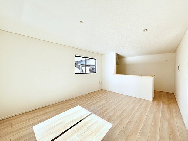 ナチュラルテイストの優しく柔らかい色使いのフローリングが素敵なリビングですね。