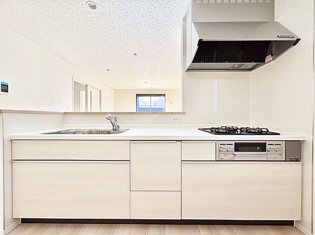 リビングを見渡せる人気のカウンターキッチン。 家族を見守りながら家事をすることができます。