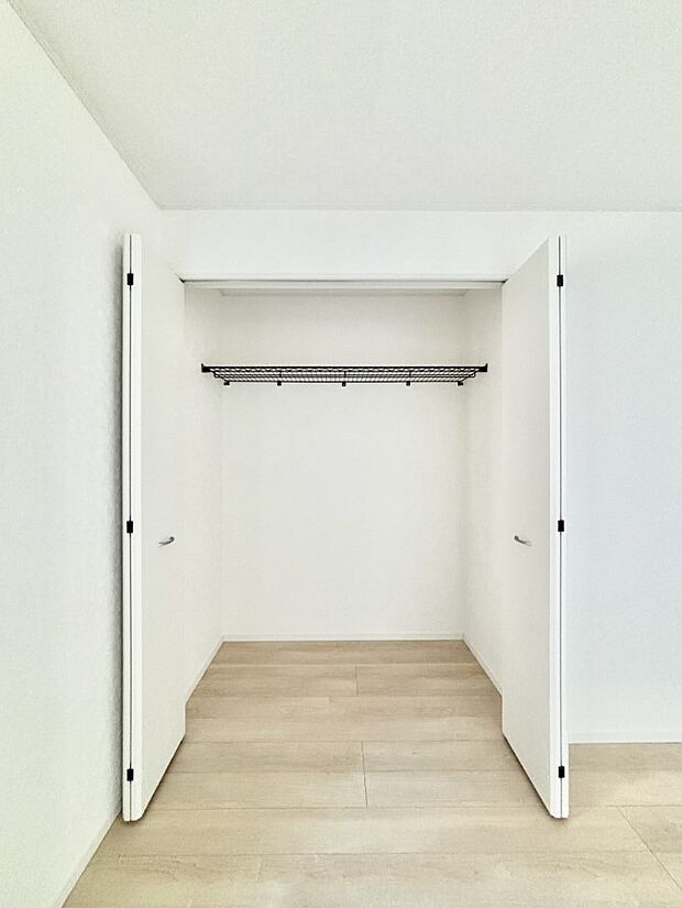洋室のクローゼット。奥行きがあるので厚手の衣類もすっきり収まります。