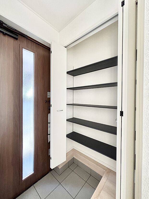 散らかりがちな玄関もスッキリの玄関収納付  