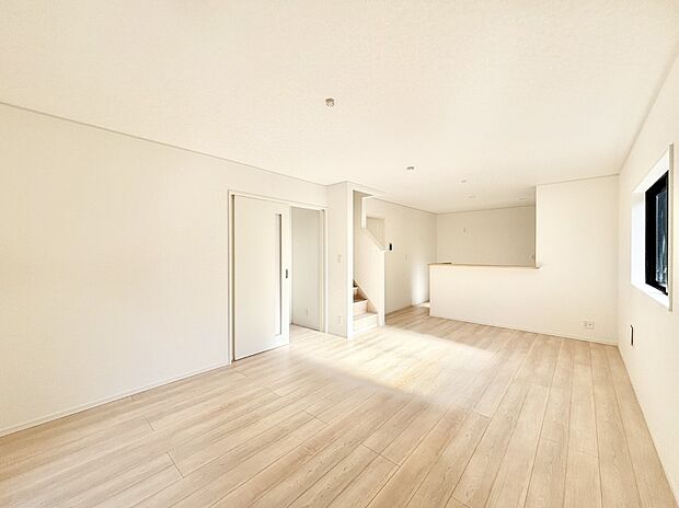 ナチュラルテイストの優しく柔らかい色使いのフローリングが素敵なリビングですね。