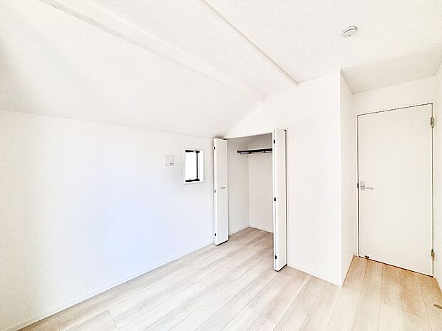 お子さまのお部屋としても！衣類の整理整頓に便利なクローゼット付きの洋室。