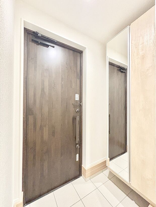 ミラー付きシューズボックスはお出かけ前の身だしなみチェックに便利