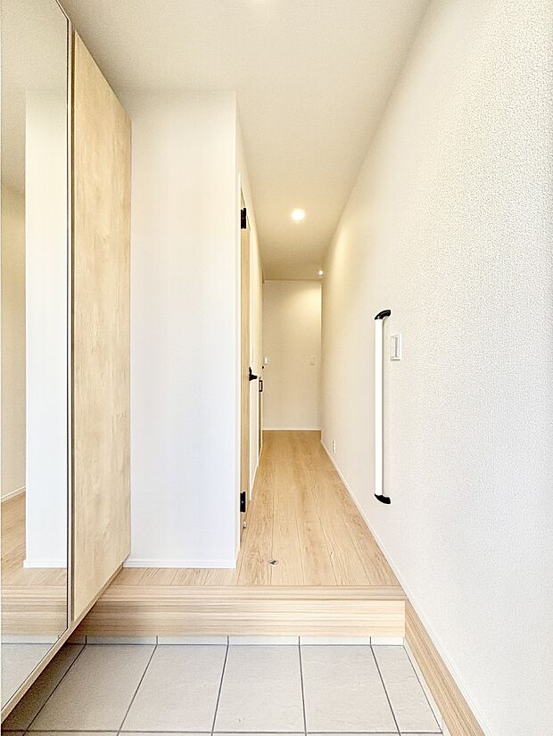 散らかりがちな玄関もスッキリの玄関収納付