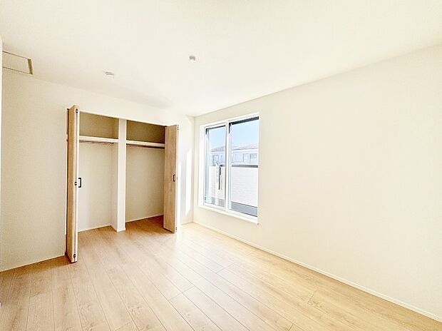 明るいバルコニーサイドに洋室を設置。目覚めの良い寝室に。 